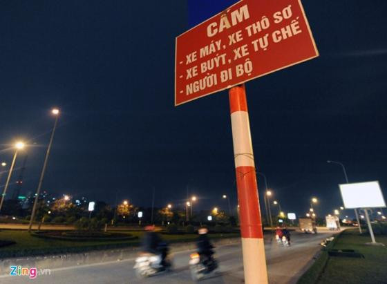 Giờ cao điểm các phương tiện tham gia giao thông với mật độ khá lớn, lực lượng mỏng đôi khi không thể xử lý được hết các trường hợp, nhất là nhiều xe máy phóng với tốc độ cao qua chốt. Khi thấy bóng dáng lực lượng chức năng, nhiều người sẵn sàng quay đầu chạy ngược chiều với tốc độ cao.