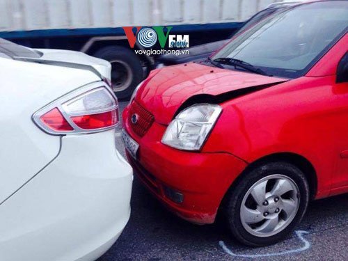 Hà Nội: 5 xế hộp 'hôn nhau', đường trên cao tắc nghẽn ảnh 1