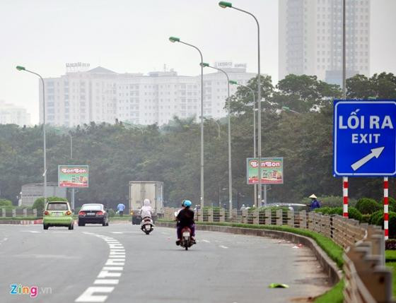 Theo chiều từ Hòa Lạc về trung tâm thành phố Hà Nội các phương tiện vi phạm đều chủ động thoát ra khỏi cao tốc phía trước hầm tại Trung tâm hội nghị Quốc gia Mỹ Đình để tránh lực lượng CSGT đội số 11 (khu vực Phạm Hùng - Khuất Duy Tiến).