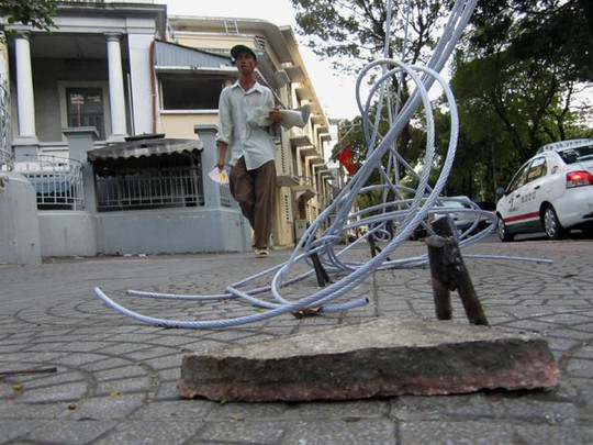 'Chông sắt' giăng bẫy người đi đường giữa Sài Gòn ảnh 2