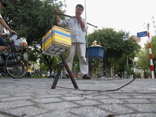 'Chông sắt' giăng bẫy người đi đường giữa Sài Gòn ảnh 3