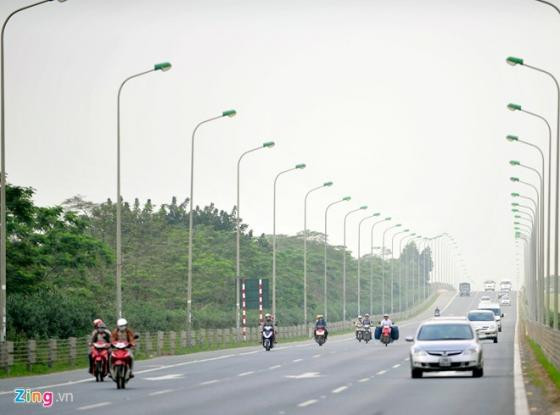 Theo trung tá Hà Văn Tuân - Đội trưởng đội CSGT số 11 (Công an TP Hà Nội), vấn đề người đi xe máy đi vào làn đường ôtô nằm ở ý thức của người tham gia giao thông. Mặc dù đơn vị hàng ngày vẫn tuần tra kiểm soát nhưng tại nhiều điểm gom vào làn cao tốc, các phương tiện nhân lúc lực lượng chức năng không túc trực đã di chuyển thật nhanh vào làn.