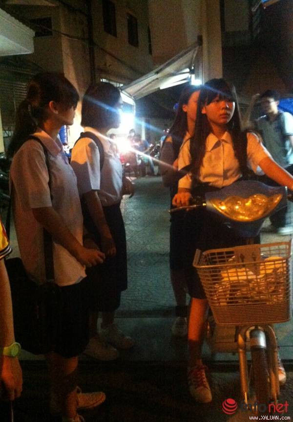 Học sinh tan học thêm khi khắp nơi đã lên đèn