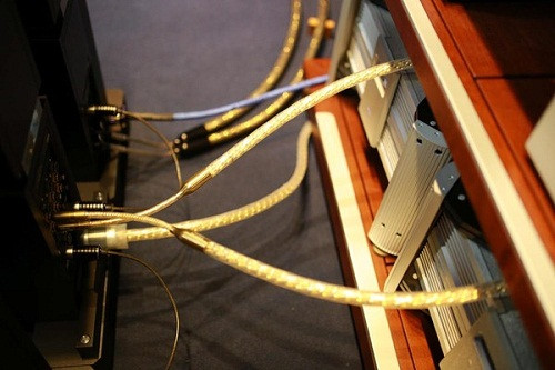 Cận cảnh bộ loa dát vàng hơn 8 tỷ vừa về Việt Nam ảnh 10