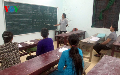 Bà giáo già miệt mài xóa mù chữ cho người nghèo ảnh 2 Bà giáo già miệt mài xóa mù chữ cho người nghèo ảnh 2