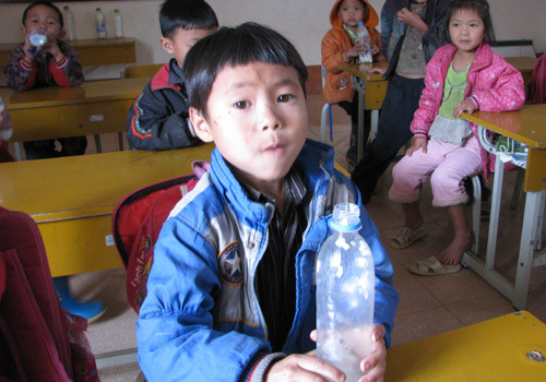 Những đứa trẻ chân trần, vượt núi chọc trời đi săn con chữ ảnh 1 Những đứa trẻ chân trần, vượt núi chọc trời đi săn con chữ ảnh 1