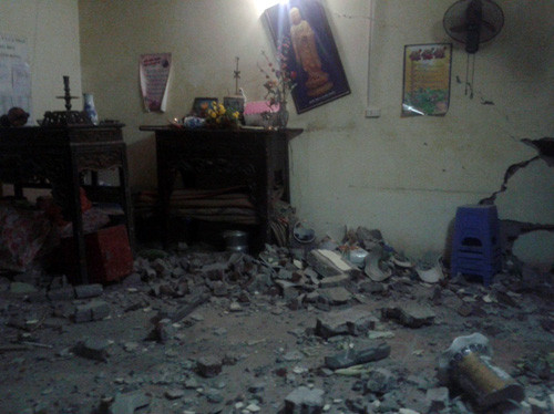 Hà Nội: “Xế hộp” đâm thủng tường nhà văn hóa ảnh 2 Hà Nội: “Xế hộp” đâm thủng tường nhà văn hóa ảnh 2