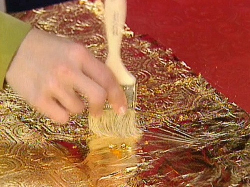 Trước khi “cập bến“ Hà Nội, thiết bị đã mất 3 tháng để hoàn thiện dát vàng. Các nghệ nhân chế tác tại Bourbon, (Pháp) phủ ba mặt của bộ loa, các chi tiết bề mặt và thùng loa bằng các lá v�