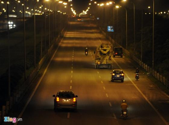 Cũng theo trung tá Tuân, việc xử phạt, tước bằng lái xe của phương tiện vi phạm là khá thường xuyên nhưng các vi phạm vẫn xảy ra hàng ngày. Dự kiến ngày 31/12 này khi tại 2 dải đường đô thị được phân làn 1 chiều (hiện dải đường này xe máy được đi 2 chiều) thì tình trạng bất chấp luật giao thông này sẽ được giảm thiểu.