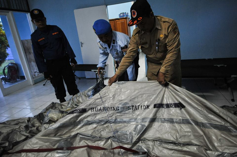 [LIVE] Phát hiện thân máy bay QZ8501 dưới đáy biển ảnh 38