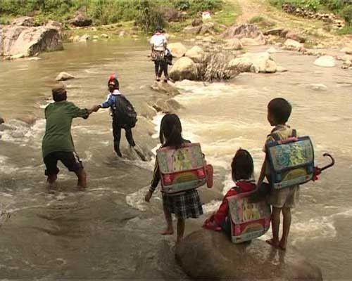Mỗi ngày có hàng trăm học sinh phải qua dòng suối nguy hiểm này