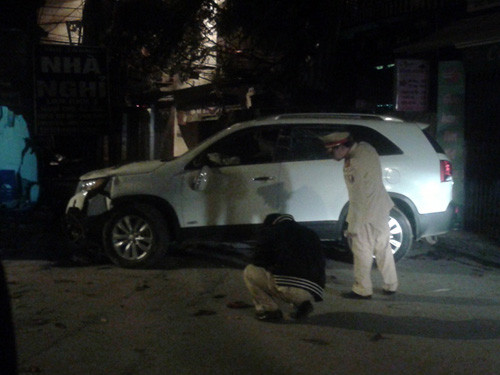 Hà Nội: “Xế hộp” đâm thủng tường nhà văn hóa ảnh 4 Hà Nội: “Xế hộp” đâm thủng tường nhà văn hóa ảnh 4