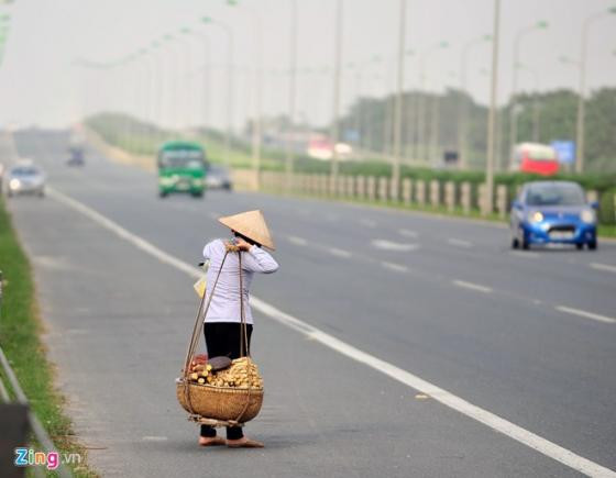 Giao thông ở một trong những tuyến cao tốc hiện đại nhất cả nước không khác gì "đường làng, ngõ xóm".