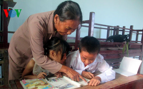 Bà giáo già miệt mài xóa mù chữ cho người nghèo ảnh 1 Cô Thông ân cần và kiên trì dạy các em có hoàn cảnh đặc biệt.