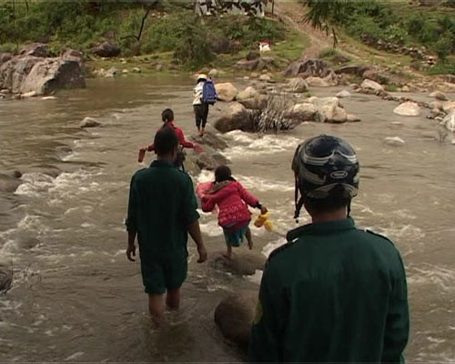 Ớn lạnh nhìn trẻ ngập mình lội suối đến trường ảnh 2