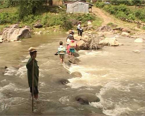 Ớn lạnh nhìn trẻ ngập mình lội suối đến trường ảnh 4