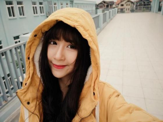 Quỳnh Anh Shyn gây sốt khi ngồi ghi đông ôm Bê Trần ảnh 2