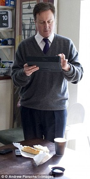 Anh bắt quả tang Nghị sĩ Quốc hội chơi game trong giờ họp ảnh 1