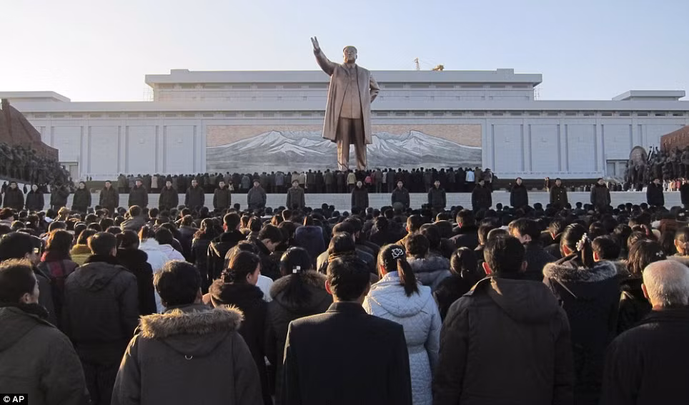 Tưởng nhớ tới ông Kim Jong Il trươc tượng đài cố lãnh đạo Kim Nhật Thành