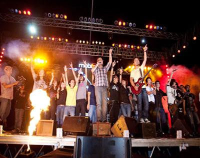 Các nhóm nhạc, ca sĩ tham gia chương trình đã cống hiến cho khán giả TP.HCM một "bữa tiệc" âm nhạc khó quên