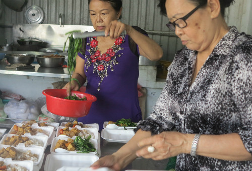 Mất người thân vì cháy Carina, cặp vợ chồng nấu cơm từ thiện ảnh 1