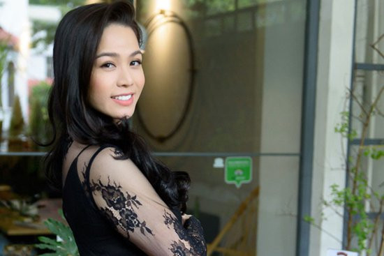 Showbiz 22/4: Xôn xao clip Trường Giang hôn Angela Phương Trinh ảnh 3