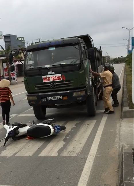 Tài xế cố tình cho xe chạy dù có cảnh sát đu bám trước đầu xe ảnh 1