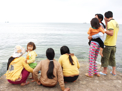 Những người vợ ngư dân trên đảo Lý Sơn mong ngóng người thân Ảnh: L.V.C