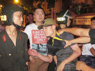 Khống chế đối tượng có 2 dao găm. Ảnh: Lê Dương