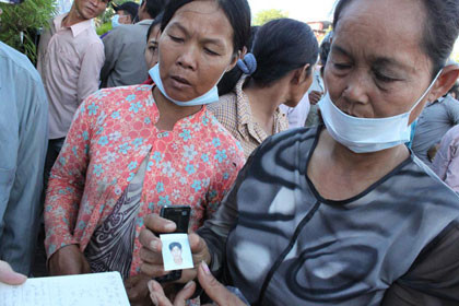 Bà Nguyễn Thị Năm (trái) cùng người thân đem ảnh con trai bị mất tích tối qua đi tìm ở các bệnh viện - Ảnh Việt Phương - Thanh Niên. Bà Nguyễn Thị Năm (trái) cùng người thân đem ảnh con trai bị mất tích tối qua đi tìm ở các bệnh viện - Ảnh Việt Phương - Thanh Niên Online