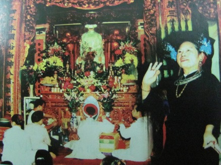 Bà Lộc hầu bóng mừng xuân