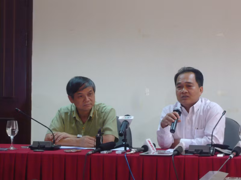 Ông Võ Văn Quyền (phải) và ông Đỗ Thanh Lam tại buổi họp báo chiều 5/6. Ảnh: Phong Cầm