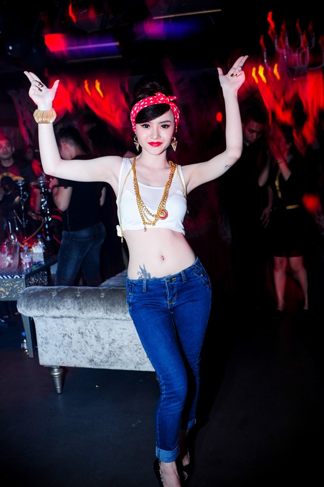 Mới đây Phương Trang cũng dính nghi án dao kéo vòng một và tắm trắng để gương mặt trở nên xinh đẹp hơn nhưng cô chọn cách im lặng, không bình luận