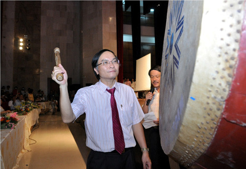 Khi thầy hiệu trưởng đánh trống cũng là thời khắc các em nói lời chia tay với ngôi trường thân thương