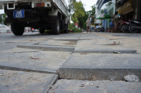 Nhiều viên đá mấp mô, xộc xệch