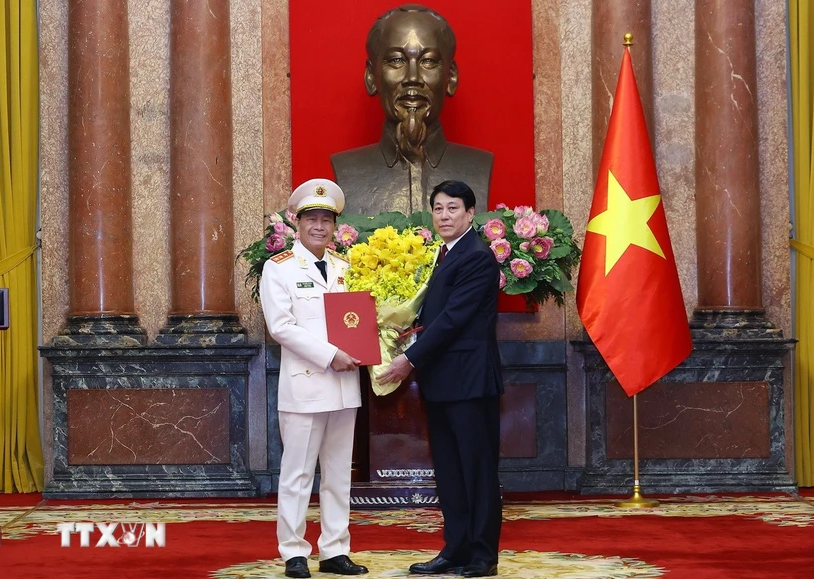 Chủ tịch nước Lương Cường trao Quyết định thăng cấp bậc hàm Thượng tướng đối với Thứ trưởng Bộ Công an Lê Quốc Hùng. Ảnh: Lâm Khánh/TTXVN