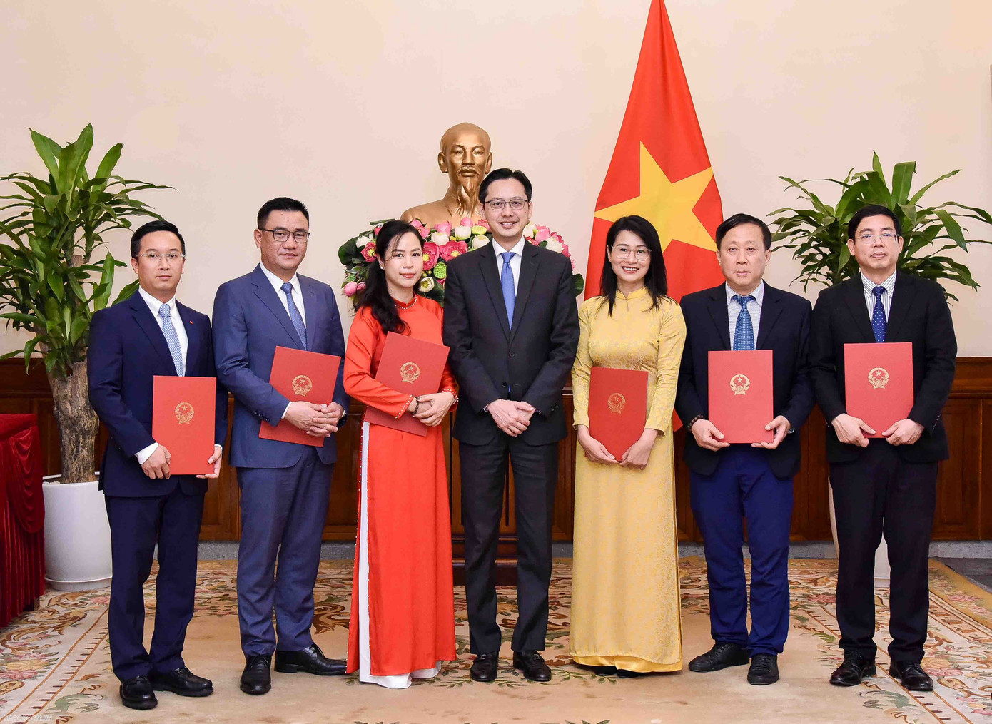 Thứ trưởng Đỗ Hùng Việt và các cán bộ vừa nhận quyết định Thứ trưởng Đỗ Hùng Việt và các cán bộ vừa nhận quyết định