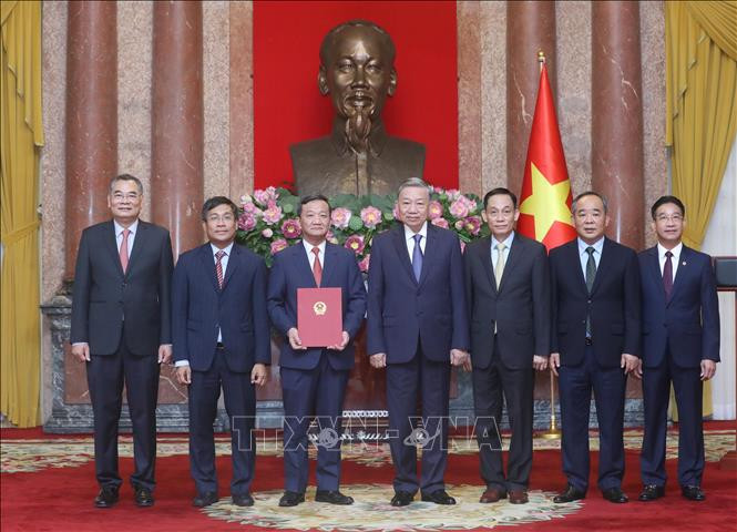 Tổng Bí thư, Chủ tịch nước Tô Lâm với các đại biểu dự lễ trao quyết định. (Ảnh: Lâm Khánh/TTXVN)