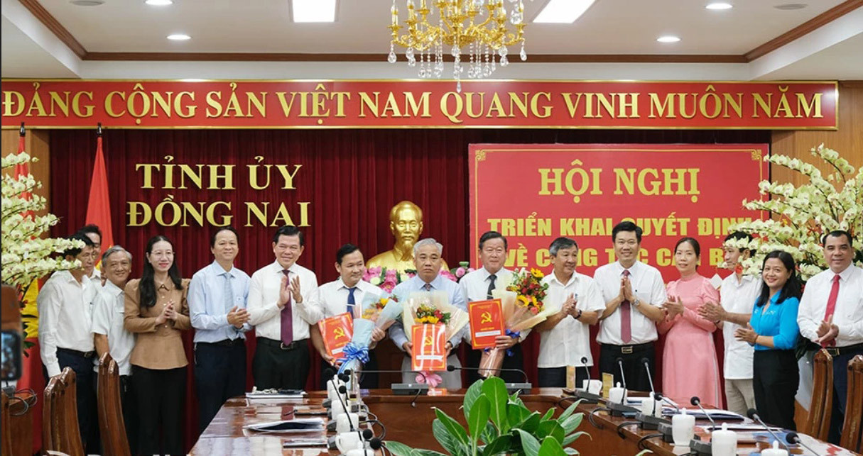 Các đại biểu chụp ảnh lưu niệm cùng các nhân sự được nhận quyết định. Ảnh: Báo Đồng Nai