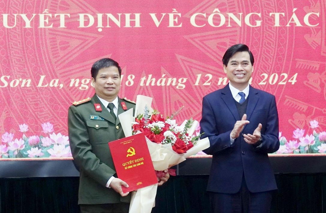 Bí thư Tỉnh ủy Sơn La Hoàng Quốc Khánh trao quyết định của Ban Chấp hành Trung ương Đảng cho đồng chí Đặng Trọng Cường. Ảnh: Báo Sơn La Bí thư Tỉnh ủy Sơn La Hoàng Quốc Khánh trao quyết định của Ban Chấp hành Trung ương Đảng cho đồng chí Đặng Trọng Cường. Ảnh: Báo Sơn La