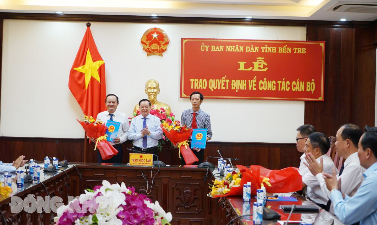 Chủ tịch UBND tỉnh Bến Tre Trần Ngọc Tam trao quyết định bổ nhiệm cho ông Võ Văn Ngoan, ông Lê Văn Nhân.