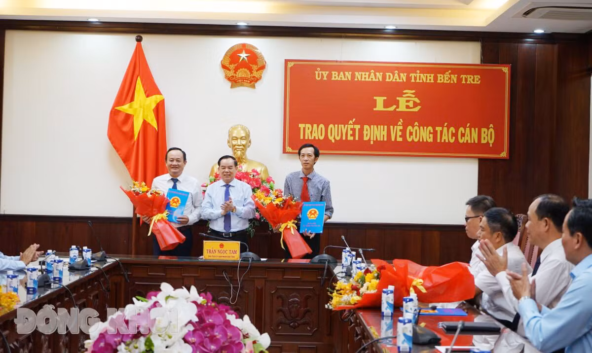 Chủ tịch UBND tỉnh Bến Tre Trần Ngọc Tam trao quyết định bổ nhiệm cho ông Võ Văn Ngoan, ông Lê Văn Nhân. Chủ tịch UBND tỉnh Bến Tre Trần Ngọc Tam trao quyết định bổ nhiệm cho ông Võ Văn Ngoan, ông Lê Văn Nhân.