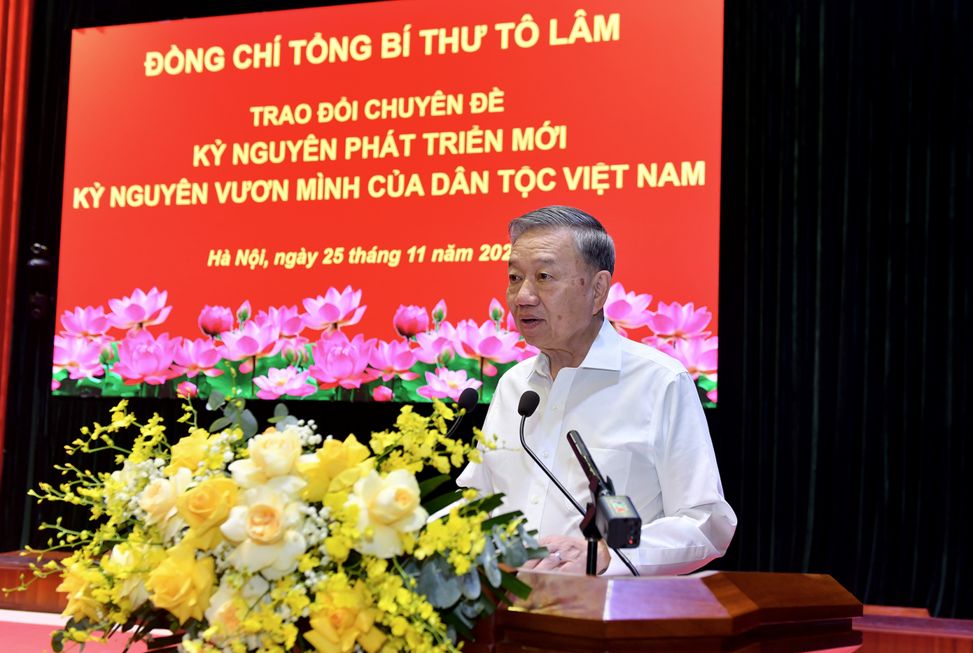 Tổng Bí thư Tô Lâm trao đổi chuyên đề về kỷ nguyên phát triển mới, kỷ nguyên vươn mình của dân tộc. Tổng Bí thư Tô Lâm trao đổi chuyên đề về kỷ nguyên phát triển mới, kỷ nguyên vươn mình của dân tộc.