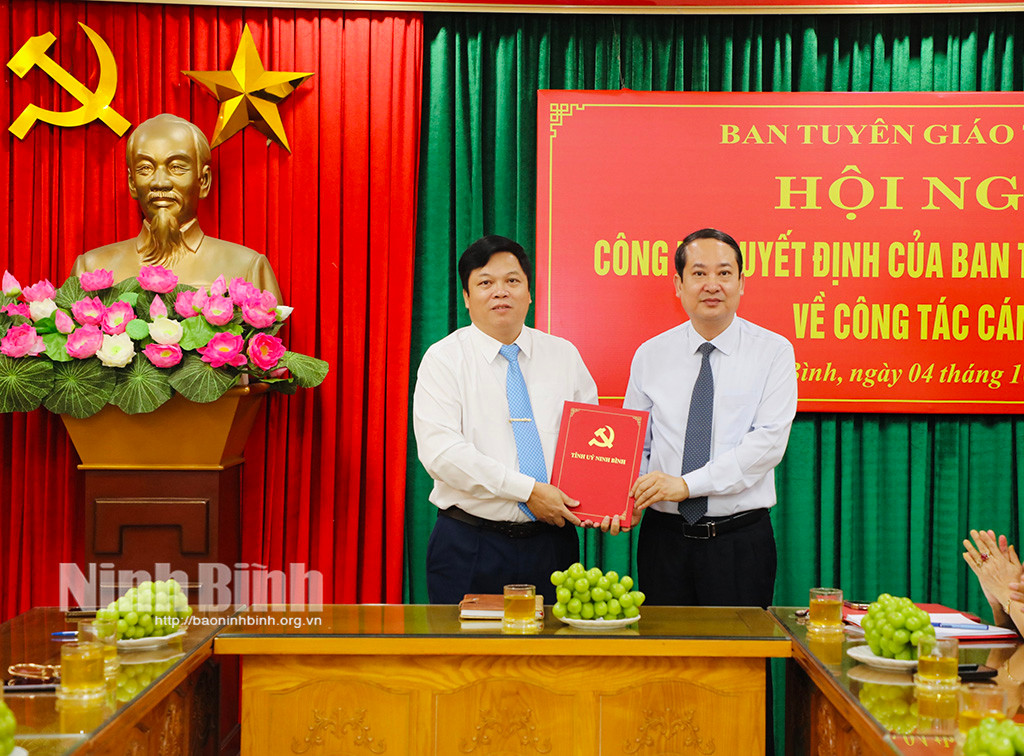 Ông Mai Văn Tuất, Phó Bí thư Thường trực Tỉnh ủy, Chủ tịch HĐND tỉnh trao Quyết định cho đồng chí Lưu Văn Hiền. Ảnh: Báo Ninh Bình. Ông Mai Văn Tuất, Phó Bí thư Thường trực Tỉnh ủy, Chủ tịch HĐND tỉnh trao Quyết định cho đồng chí Lưu Văn Hiền. Ảnh: Báo Ninh Bình.