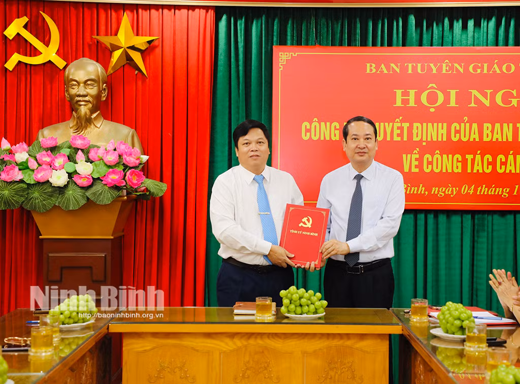 Ông Mai Văn Tuất, Phó Bí thư Thường trực Tỉnh ủy, Chủ tịch HĐND tỉnh trao Quyết định cho đồng chí Lưu Văn Hiền. Ảnh: Báo Ninh Bình.