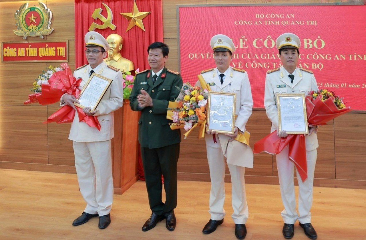 Đại tá Lê Phương Nam, Phó Giám đốc Công an tỉnh trao quyết định và tặng hoa cho các cán bộ được điều động, bổ nhiệm. Đại tá Lê Phương Nam, Phó Giám đốc Công an tỉnh trao quyết định và tặng hoa cho các cán bộ được điều động, bổ nhiệm.