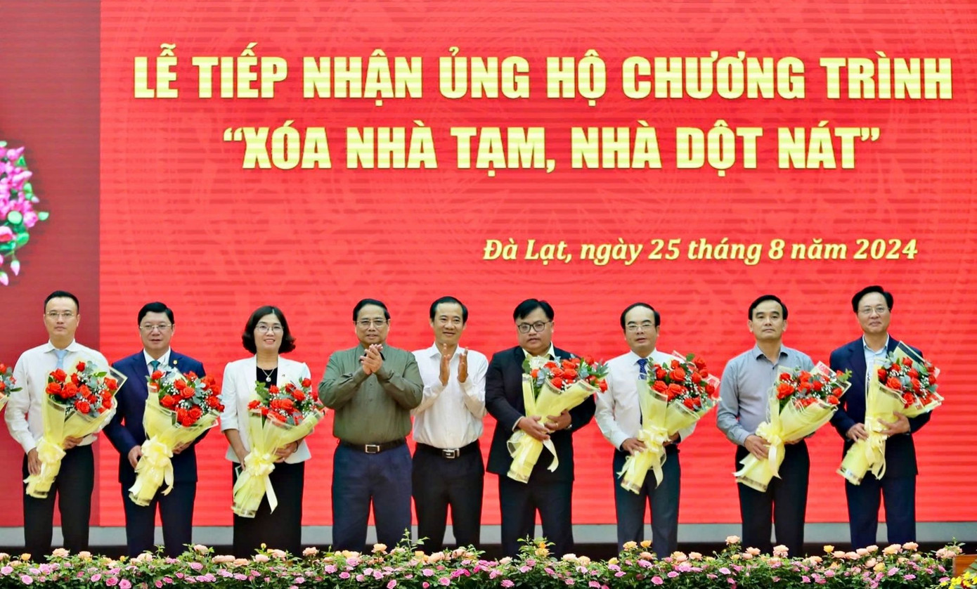 Thủ tướng Phạm Minh Chính tặng hoa cảm ơn đại diện các tập đoàn, doanh nghiệp ủng hộ cho Chương trình Xoá nhà tạm, nhà dột nát