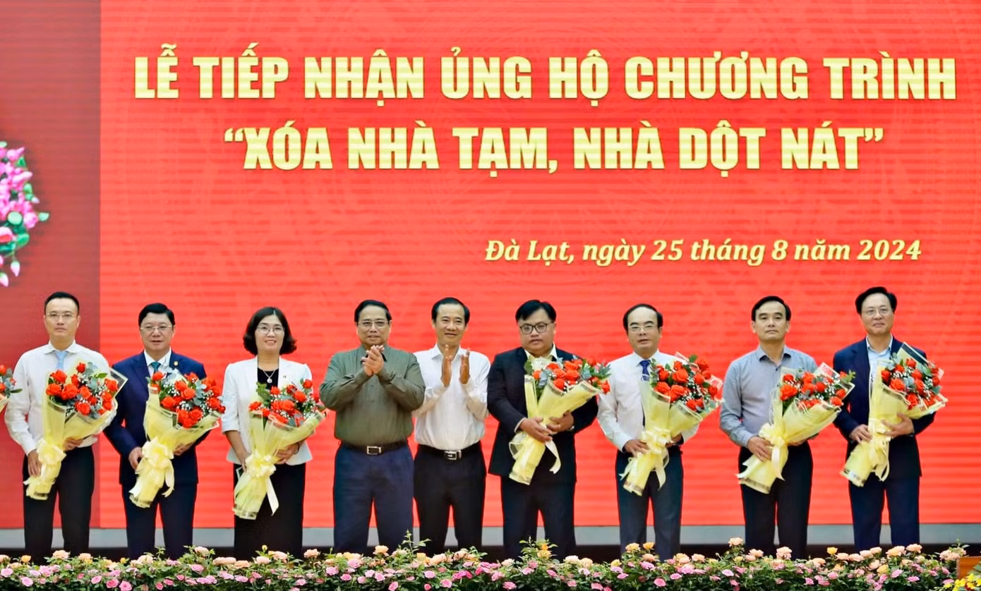 Thủ tướng Phạm Minh Chính tặng hoa cảm ơn đại diện các tập đoàn, doanh nghiệp ủng hộ cho Chương trình Xoá nhà tạm, nhà dột nát