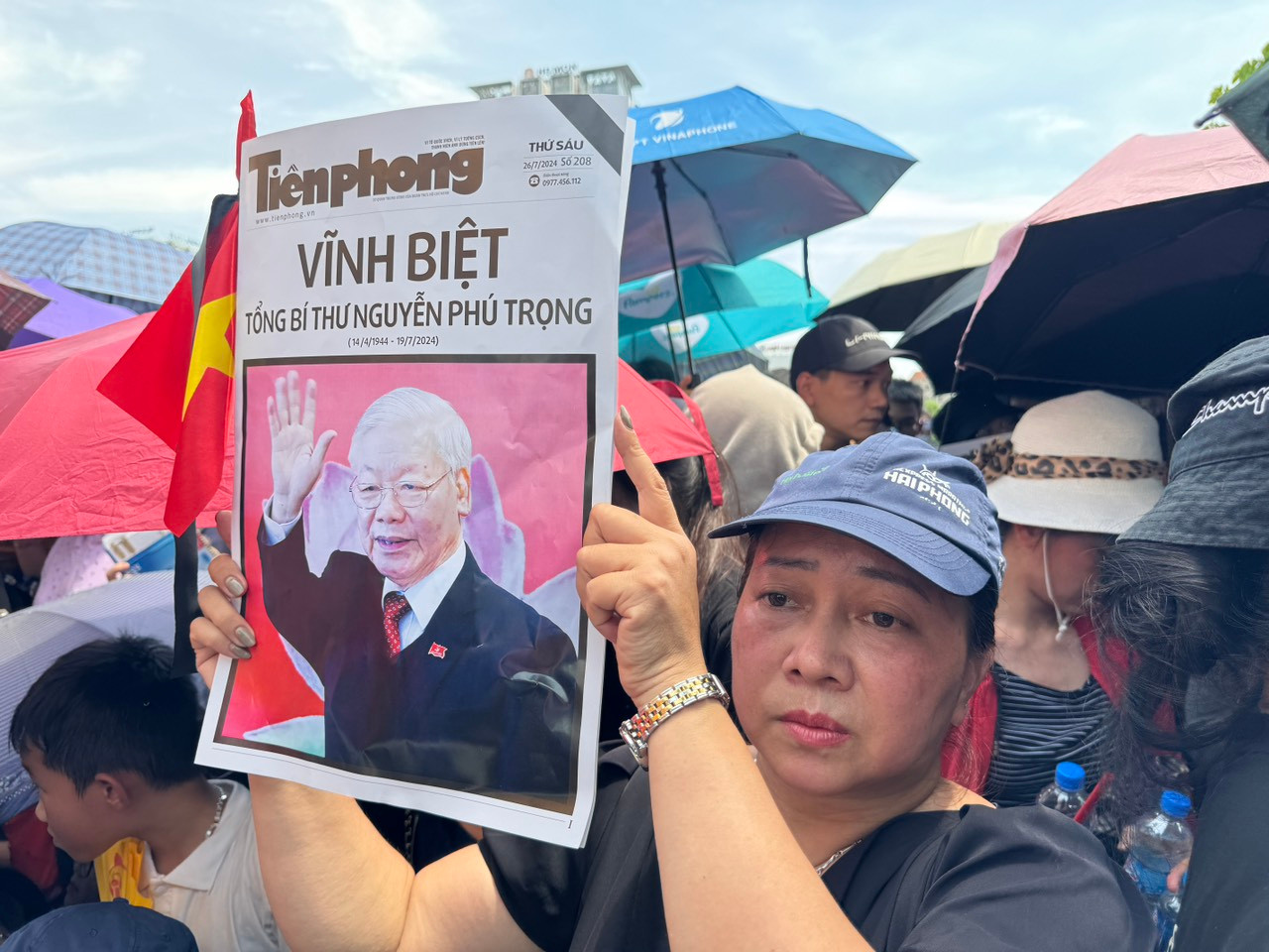 Bà Nguyễn Thị Lượng (Phúc Thọ, Hà Nội) đến Nghĩa trang Mai Dịch từ 5h sáng để chờ tiễn biệt Tổng Bí thư Nguyễn Phú Trọng. “Tôi thương tiếc, đau xót vô cùng trước sự ra đi của Tổng Bí thư”, bà Lượng nói.