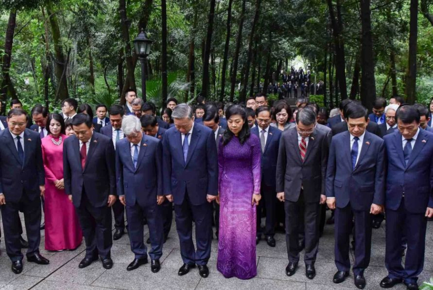 Tổng Bí thư, Chủ tịch nước Tô Lâm và Phu nhân cùng đoàn đại biểu tưởng niệm Liệt sỹ Phạm Hồng Thái. Ảnh: Báo Thế giới và Việt Nam Tổng Bí thư, Chủ tịch nước Tô Lâm và Phu nhân cùng đoàn đại biểu tưởng niệm Liệt sỹ Phạm Hồng Thái. Ảnh: Báo Thế giới và Việt Nam